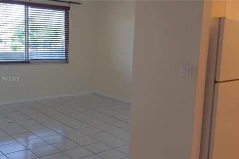 Condo in Fort Lauderdale, Florida, 1 bedroom  № 2013268 - photo 3