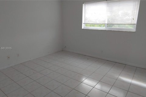 Condo in Fort Lauderdale, Florida, 1 bedroom  № 2013268 - photo 22