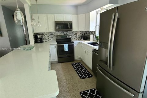 House in Wilton Manors, Florida 2 bedrooms, 130.06 sq.m. № 2067919 - photo 7