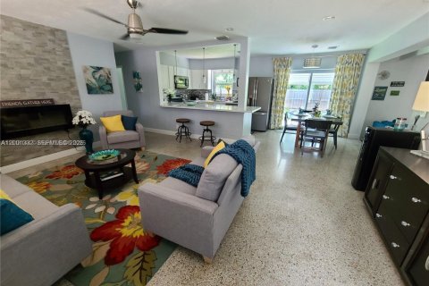 House in Wilton Manors, Florida 2 bedrooms, 130.06 sq.m. № 2067919 - photo 2