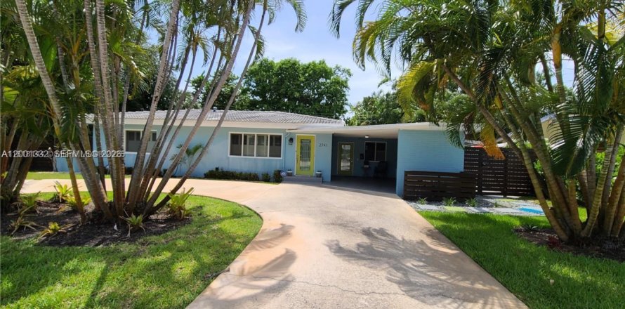 House in Wilton Manors, Florida 2 bedrooms, 130.06 sq.m. № 2067919