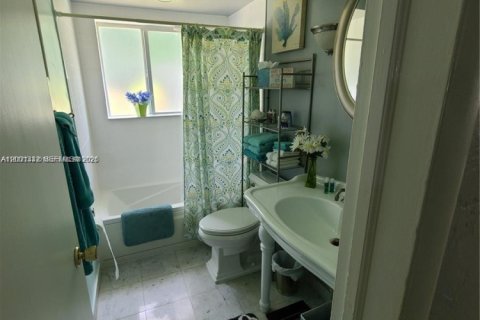 House in Wilton Manors, Florida 2 bedrooms, 130.06 sq.m. № 2067919 - photo 10