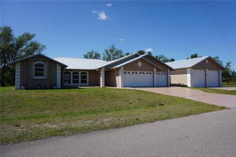 House in Punta Gorda, Florida 3 bedrooms, 179.49 sq.m. № 1643063 - photo 1
