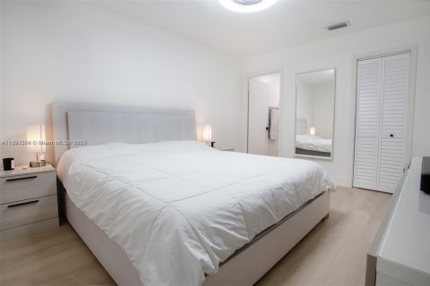 Villa ou maison à louer à Hialeah, Floride: 3 chambres, 118.36 m2 № 1946920 - photo 11