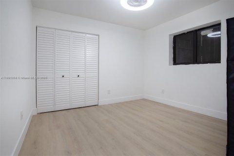 Villa ou maison à louer à Hialeah, Floride: 3 chambres, 118.36 m2 № 1946920 - photo 18