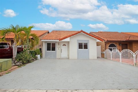 Villa ou maison à louer à Hialeah, Floride: 3 chambres, 118.36 m2 № 1946920 - photo 2