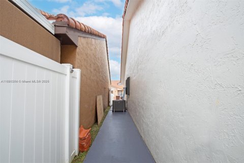 Villa ou maison à louer à Hialeah, Floride: 3 chambres, 118.36 m2 № 1946920 - photo 25