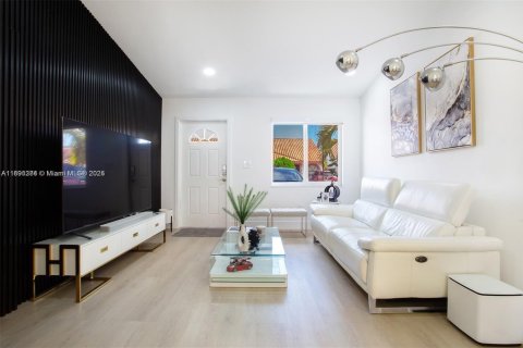Villa ou maison à louer à Hialeah, Floride: 3 chambres, 118.36 m2 № 1946920 - photo 1
