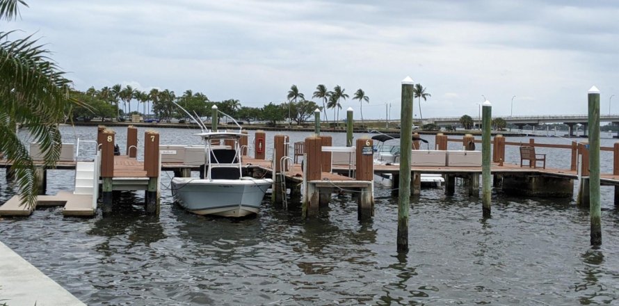 Propiedad comercial en Palm Beach, Florida 2 dormitorios, 113.25 m2 № 1047917