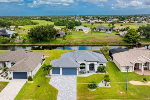 House in Rotonda, Florida 3 bedrooms, 170.01 sq.m. № 2222486