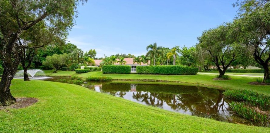 House in Wellington, Florida 3 bedrooms, 151.99 sq.m. № 1160827