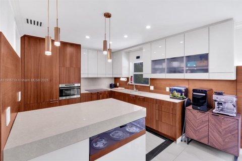 House in Fort Lauderdale, Florida 4 bedrooms, 186.73 sq.m. № 1971462 - photo 9