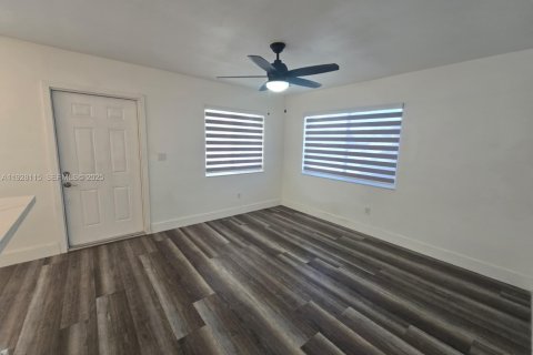 Villa ou maison à louer à Hialeah, Floride: 2 chambres, 289.86 m2 № 1987377 - photo 4