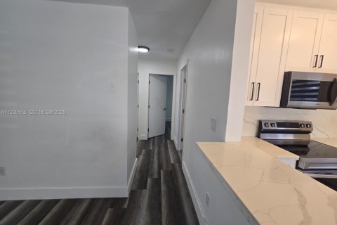 Villa ou maison à louer à Hialeah, Floride: 2 chambres, 289.86 m2 № 1987377 - photo 6