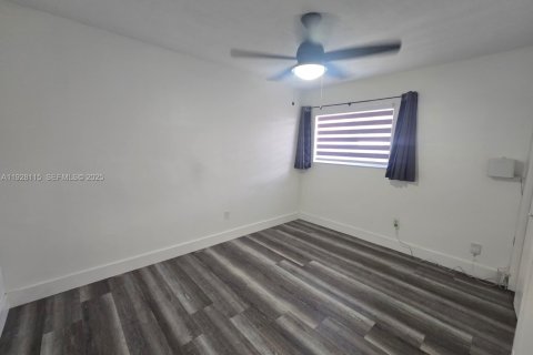 Villa ou maison à louer à Hialeah, Floride: 2 chambres, 289.86 m2 № 1987377 - photo 11