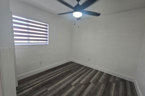 Villa ou maison à louer à Hialeah, Floride: 2 chambres, 289.86 m2 № 1987377 - photo 9