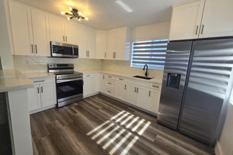 Villa ou maison à louer à Hialeah, Floride: 2 chambres, 289.86 m2 № 1987377 - photo 1