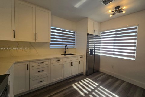 Villa ou maison à louer à Hialeah, Floride: 2 chambres, 289.86 m2 № 1987377 - photo 2