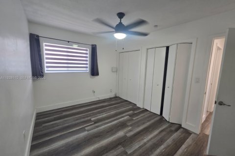Villa ou maison à louer à Hialeah, Floride: 2 chambres, 289.86 m2 № 1987377 - photo 10