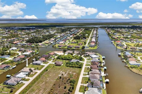 Casa en venta en Port Charlotte, Florida, 3 dormitorios, 261.61 m2 № 2321603 - foto 2