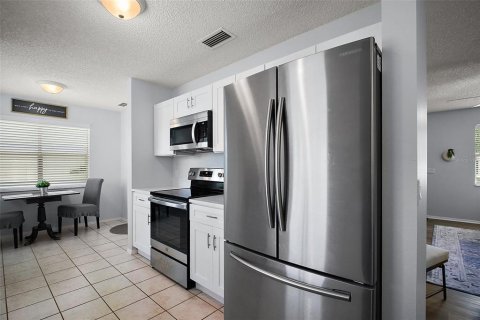 House in The Villages, Florida 2 bedrooms, 99.03 sq.m. № 1640817 - photo 8