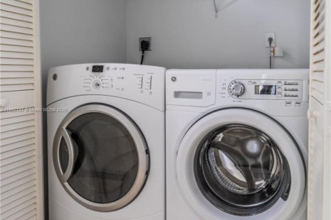 Снять в аренду квартиру в Корал-Гейблс, Флорида 2 спальни, 114.27м2, № 1944189 - фото 28