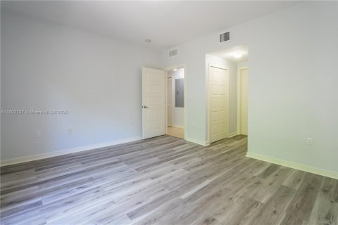 Снять в аренду квартиру в Корал-Гейблс, Флорида 2 спальни, 114.27м2, № 1944189 - фото 17