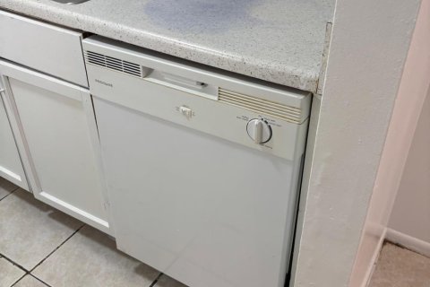 Apartment in West Palm Beach, Florida 2 bedrooms, 65.77 sq.m. № 2260208 - photo 8