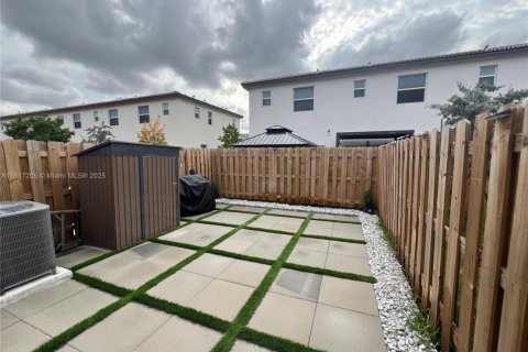 Townhouse in North Miami, Florida 3 bedrooms, 129.41 sq.m. № 1772335 - photo 4