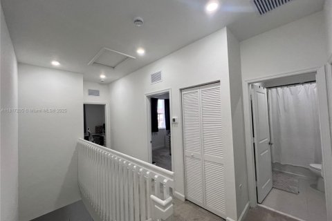 Townhouse in North Miami, Florida 3 bedrooms, 129.41 sq.m. № 1772335 - photo 8