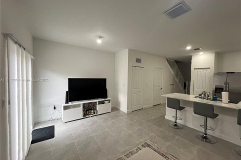 Townhouse in North Miami, Florida 3 bedrooms, 129.41 sq.m. № 1772335 - photo 3