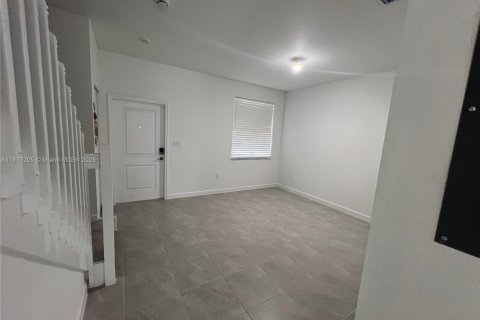 Townhouse in North Miami, Florida 3 bedrooms, 129.41 sq.m. № 1772335 - photo 5