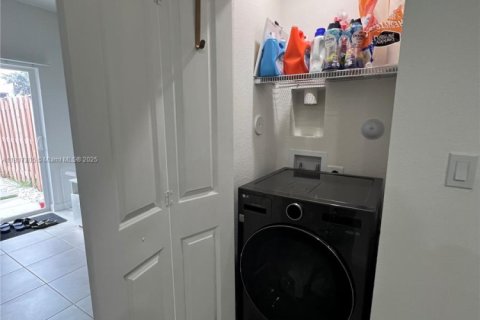 Townhouse in North Miami, Florida 3 bedrooms, 129.41 sq.m. № 1772335 - photo 18