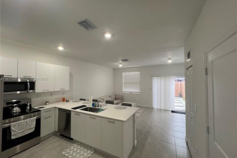 Townhouse in North Miami, Florida 3 bedrooms, 129.41 sq.m. № 1772335 - photo 1
