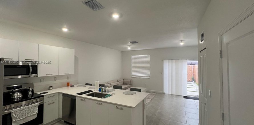 Townhouse in North Miami, Florida 3 bedrooms, 129.41 sq.m. № 1772335