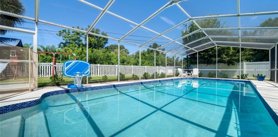 House in Winter Park, Florida 3 bedrooms, 167.22 sq.m. № 2220798