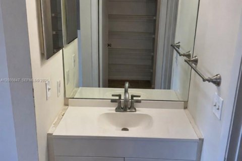 Condo in Pompano Beach, Florida, 1 bedroom  № 2068349