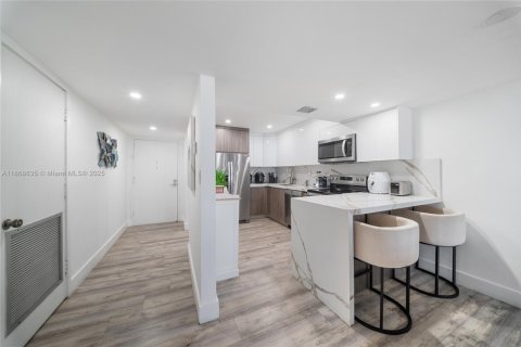 Condominio en venta en Hollywood, Florida, 2 dormitorios, 99.41 m2 № 1896560 - foto 10