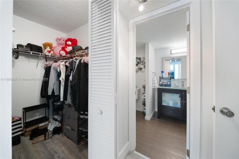 Condominio en venta en Hollywood, Florida, 2 dormitorios, 99.41 m2 № 1896560 - foto 20