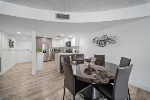 Condominio en venta en Hollywood, Florida, 2 dormitorios, 99.41 m2 № 1896560 - foto 12