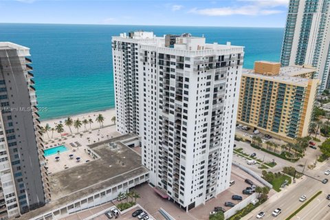 Condominio en venta en Hollywood, Florida, 2 dormitorios, 99.41 m2 № 1896560 - foto 3