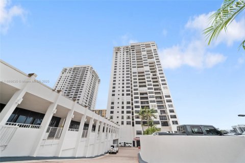 Condominio en venta en Hollywood, Florida, 2 dormitorios, 99.41 m2 № 1896560 - foto 4