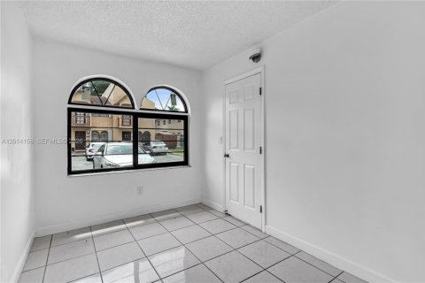 Villa ou maison à louer à Hialeah, Floride: 3 chambres, 86.96 m2 № 2076215 - photo 7