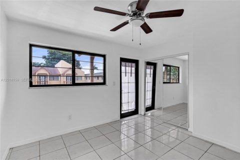 Villa ou maison à louer à Hialeah, Floride: 3 chambres, 86.96 m2 № 2076215 - photo 10