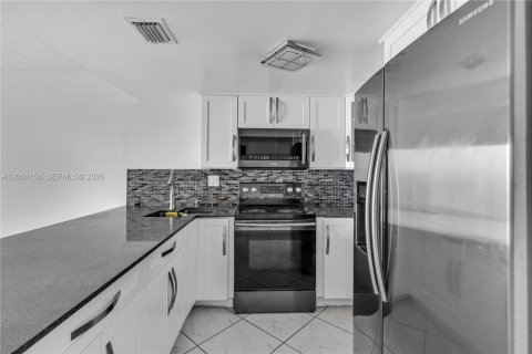 Villa ou maison à louer à Hialeah, Floride: 3 chambres, 86.96 m2 № 2076215 - photo 4