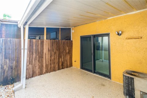 Villa ou maison à louer à Hialeah, Floride: 3 chambres, 86.96 m2 № 2076215 - photo 18