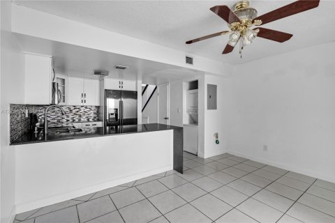 Villa ou maison à louer à Hialeah, Floride: 3 chambres, 86.96 m2 № 2076215 - photo 3