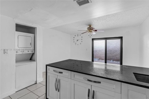 Villa ou maison à louer à Hialeah, Floride: 3 chambres, 86.96 m2 № 2076215 - photo 5