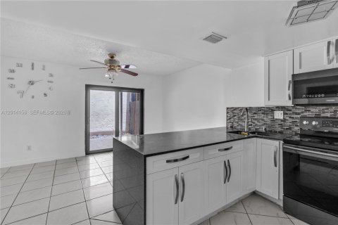 Villa ou maison à louer à Hialeah, Floride: 3 chambres, 86.96 m2 № 2076215 - photo 6