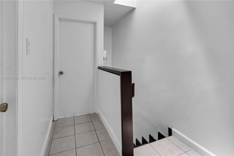 Villa ou maison à louer à Hialeah, Floride: 3 chambres, 86.96 m2 № 2076215 - photo 9